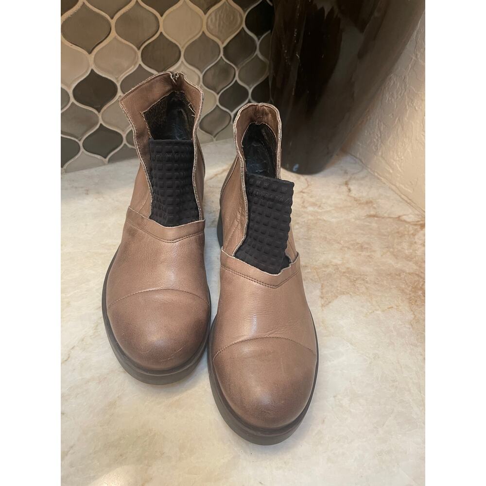 Sheridan Mia "ruffle" taupe beige Boots sz 9